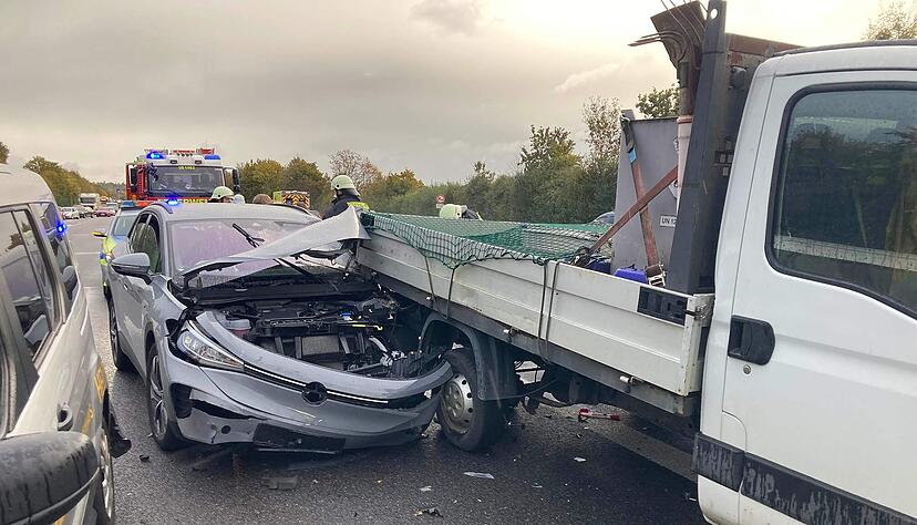 Nach Angaben von Unfallbedingten sei die Fahrbahn am Nachmittag regennass gewesen. Autofahrer wurden von der tiefstehenden Sonne stark geblendet.