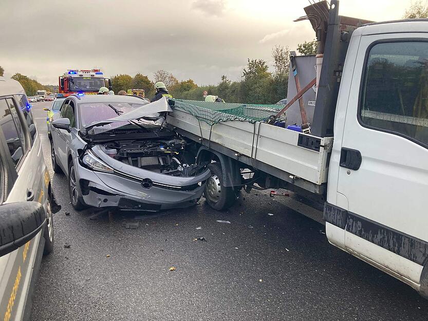 Nach Angaben von Unfallbedingten sei die Fahrbahn am Nachmittag regennass gewesen. Autofahrer wurden von der tiefstehenden Sonne stark geblendet.