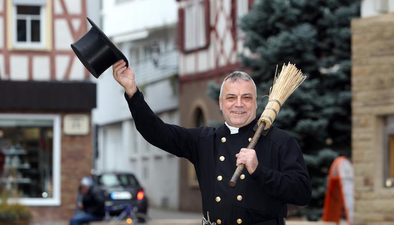 Schornsteinfegermeister Ulrich Heidinger ist in Brackenheim bestimmt so bekannt wie der Bürgermeister. Wenn er in voller Montur auftritt, freuen sich die Passanten. Viele wollen ihn berühren, weil das Glück bringen soll.
Foto: Andreas Veigel Schornsteinfegermeister Ulrich Heidinger ist in Brackenheim bestimmt so bekannt wie der Bürgermeister. Wenn er in voller Montur auftritt, freuen sich die Passanten. Viele wollen ihn berühren, weil das Glück bringen soll.
Foto: Andreas Veigel