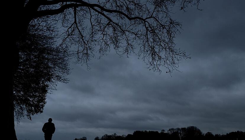 Nur noch graue Wolken? Im Alter leiden viele Menschen - auch unbewusst - unter Depressionen.