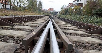 Mit dieser Weiche beginnt bei Züttlingen der einspurige Streckenabschnitt der Frankenbahn. Bald soll geklärt werden, wie er beseitigt werden kann.
Foto: Archiv/Seidel