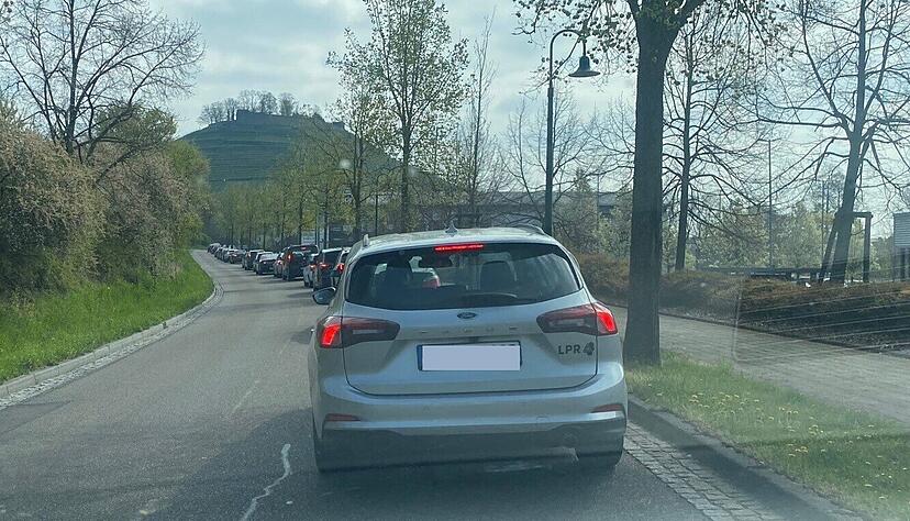 Stoßstange an Stoßstange stehen die Fahrzeuge schon ab dem Ortsschild bis in die Innenstadt von Weinsberg wegen der Vollsperrung der Weidachstraße. Stoßstange an Stoßstange stehen die Fahrzeuge schon ab dem Ortsschild bis in die Innenstadt von Weinsberg wegen der Vollsperrung der Weidachstraße.