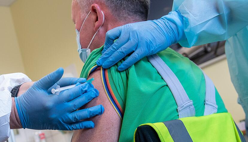 Es geht auch anders: Volkswagen ist eines der ersten Unternehmen in Deutschland, das Mitarbeiter impfen darf. Im VW-Werk in Zwickau l&auml;uft ein Modellprojekt.
Foto: dpa