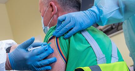 Es geht auch anders: Volkswagen ist eines der ersten Unternehmen in Deutschland, das Mitarbeiter impfen darf. Im VW-Werk in Zwickau l&auml;uft ein Modellprojekt.
Foto: dpa