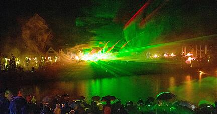 Der eine halbe Stunde vor Start der Lasershow einsetzende Regen tat der Stimmung und der Begeisterung keinen Abbruch.
Fotos: Mario Berger