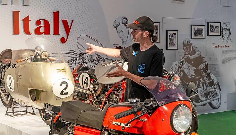 Nicht nur Sven Heimberger ist begeistert – die Moto Guzzi V8 von 1956 bildet das herausragende Highlight der Ausstellung.