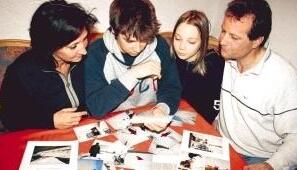 Schauen sich die Fotos ihres Skiurlaubs in Galtür an und sprechen erneut über das Lawinenunglück (von links): Brigitte, Dominik, Anna-Lena und Manfred Bär.