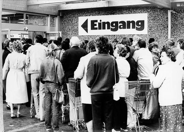 Geduldiges Anstehen am Eröffnungstag. Die Warteschlange reicht bis zum Parkplatz.