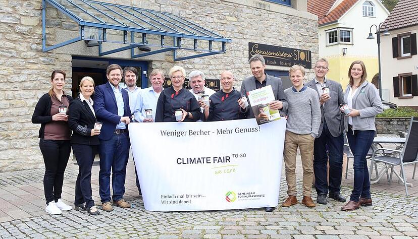 Geben den Startschuss für das neue Kaffeebecher-Konzept: Özlem Yag (Bäckerei Förch, von links), Susanne Breuer (Abfallwirtschaftsbetrieb, Landratsamt Heilbronn), Michael Groß (Projektleiter Energie und Klima, Landratsamt Heilbronn), Nicolas Härdtner (Bäckerei Härdtner), Rüdiger Stengel (Bäckerei Stengel), Corina Stoll (Genussmeisterei Stoll), Johannes Hirth (Bäckerei Hirth), Reinhard Stoll (Genussmeisterei Stoll), Markus Hönnige (Bäckerei Hönnige), Yannick Hake (Klimaschutz+ Stiftung), Bernhard Kuhn (Bäckerei Skala), Simone Hartmann (Bäckerei Härdtner).
