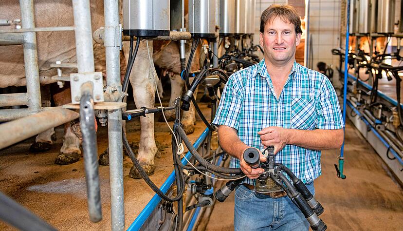 Landwirtschaftsmeister Martin Gailing im Melkstand, in dem zwölf Tieren gleichzeitig das Melkzeug angelegt wird.
Fotos: Christiana Kunz