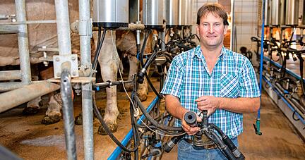 Landwirtschaftsmeister Martin Gailing im Melkstand, in dem zwölf Tieren gleichzeitig das Melkzeug angelegt wird.
Fotos: Christiana Kunz