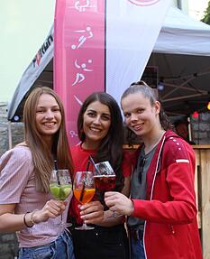Gut gelaunt an der Bar (von links): Luisa Mall, Carolin Helbig und Greta Grund. Gut gelaunt an der Bar (von links): Luisa Mall, Carolin Helbig und Greta Grund.