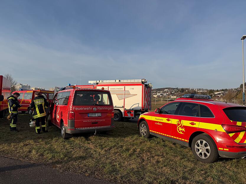 Mit etlichen Fahrzeugen sind Feuerwehrkr&auml;fte zum Engelbergtunnel auf der A81 ausger&uuml;ckt.
