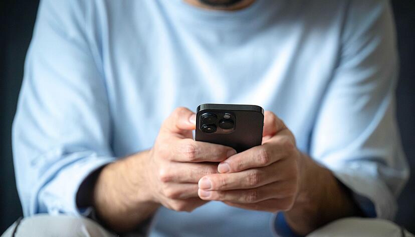 Phishing &uuml;ber Messenger im Fokus: Angreifer nutzen Chats, um sensible Informationen wie Verifizierungscodes oder PINs zu erbeuten.