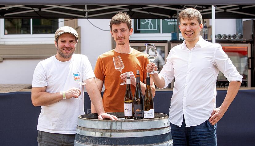 Riesling Champions Festival im Deutschhof mit (von links) den Jungwinzern Tobias Heinrich und  Lars Hieber sowie Christian Dahms von der Sitt Weinbar.