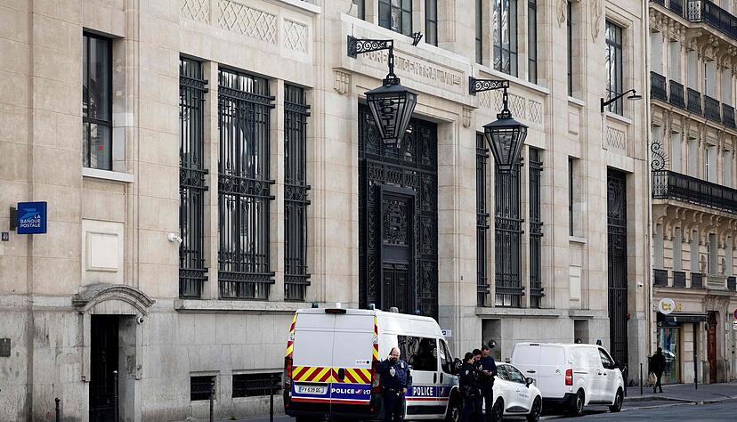 Nach einem Anschlagsversuch auf eine US-Bank in Paris ermittelt die Anti-Terrorstaatsanwaltschaft. Nach einem Anschlagsversuch auf eine US-Bank in Paris ermittelt die Anti-Terrorstaatsanwaltschaft.