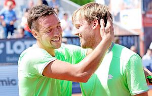 Diesmal war die Stimmung bestens: Ein Jahr nach ihrer Finalniederlage holten sich Andreas Mies (links) und Kevin Krawietz den Doppelsieg in Heilbronn.
