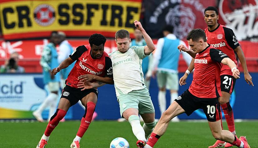 Entschuldigte sich für das Foul an Wirtz: Bremens Mitchell Weiser.