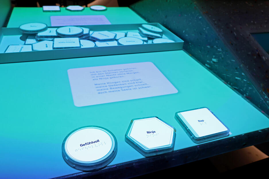 Interaktive Ausstellung: An Stationen können Besucher Interessantes über Künstliche Intelligenz (KI) erfahren.