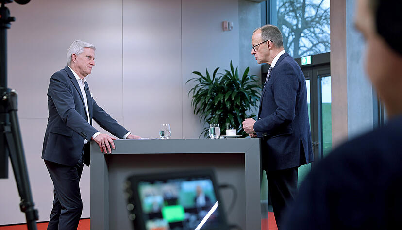 Friedrich Merz (rechts) stellte sich in Künzelsau im Interview-Format "Ohne Ausrede" den Fragen von Stimme-Chefredakteur Uwe Ralf Heer.