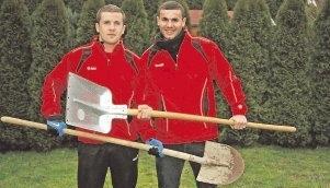 Alles wieder im grünen Bereich: Dimitri Gerlach (links) und Andreas Schilling haben mit dem VfB Eppingen fleißig Schnee geschippt.Foto: Eric Schmidt