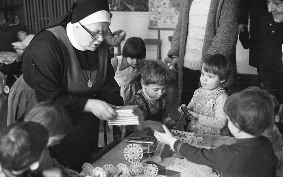 Die 80 Kinder, zwischen drei und 16 Jahren, freuen sich &uuml;ber Schokolade, die die Caritas Mitarbeiterin Maria Maurer und Luise Sigrid Gerstenberg mitbringen. Aufnahme von Dezember 1981.