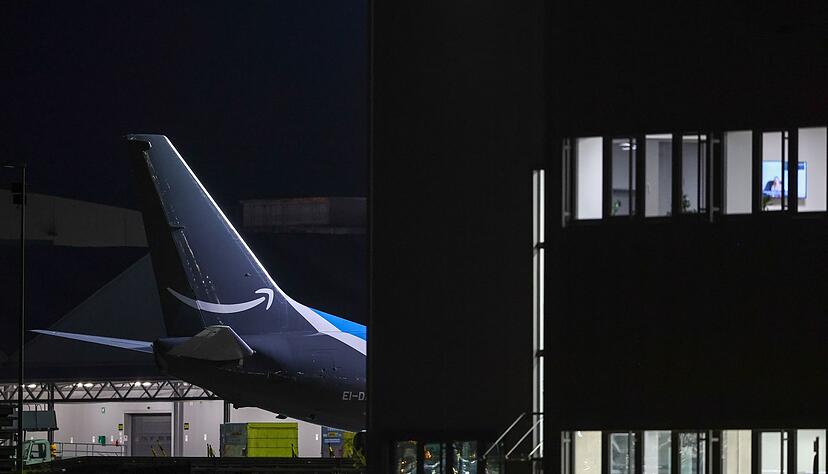 Ein Frachtflugzeug von Amazon steht neben einem Bürogebäude auf dem Flughafen Leipzig-Halle.