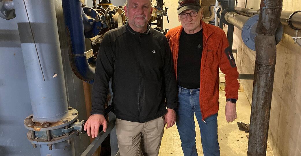 Michael Baumgartner (l.), Werner Fr&ouml;hlich im Hallenbad-Keller.
Foto: Hoffmann