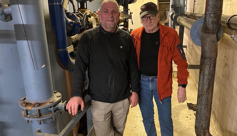 Michael Baumgartner (l.), Werner Fröhlich im Hallenbad-Keller.
Foto: Hoffmann Michael Baumgartner (l.), Werner Fröhlich im Hallenbad-Keller.
Foto: Hoffmann