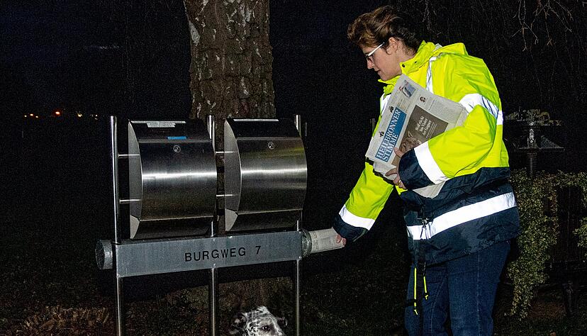 Ute Sieber und ihre Hündin India beim Zeitungszustellen nachts in Auenstein. Foto: Mario Berger Ute Sieber und ihre Hündin India beim Zeitungszustellen nachts in Auenstein. Foto: Mario Berger