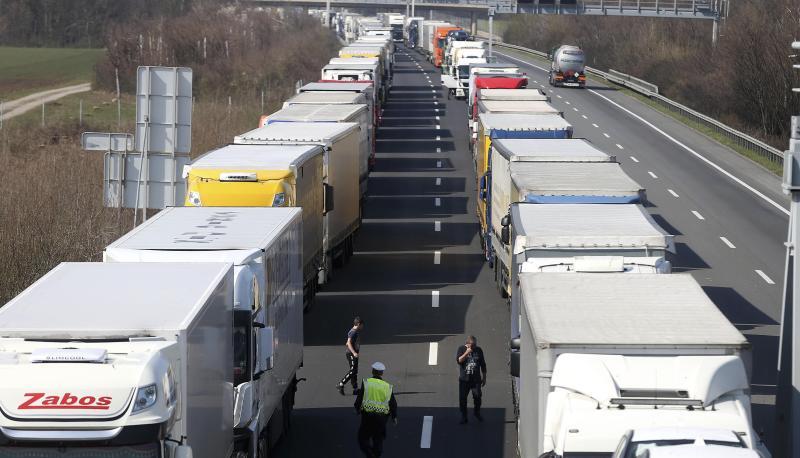 Lastwagen stehen auf der Autobahn nahe österreichisch-ungarischen Grenze im Stau.