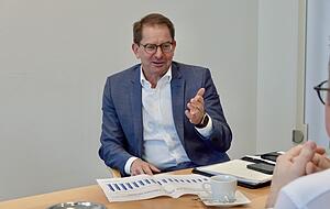 Marc Wucherer, Chef des Ventilatorenherstellers Ziehl-Abegg, erl&auml;utert die Zahlen zum vergangenen Gesch&auml;ftsjahr.
Foto: Christian Gleichauf