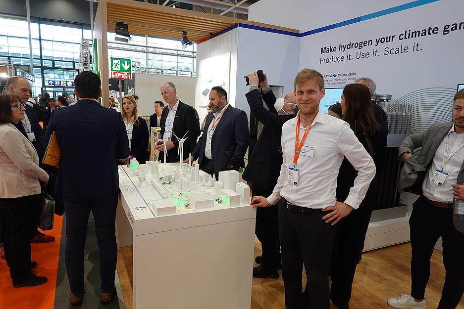 Michael Noeding am Stand von Bosch. Mit den sogenannten Stacks wird in Elektrolyseuren Wasserstoff hergestellt, in Stacks von Brennstoffzellen wird aus dem Wasserstoff wieder Strom