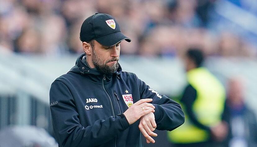 Stuttgarts Trainer Sebastian Hoeneß schaut auf seine Uhr. Stuttgarts Trainer Sebastian Hoeneß schaut auf seine Uhr.