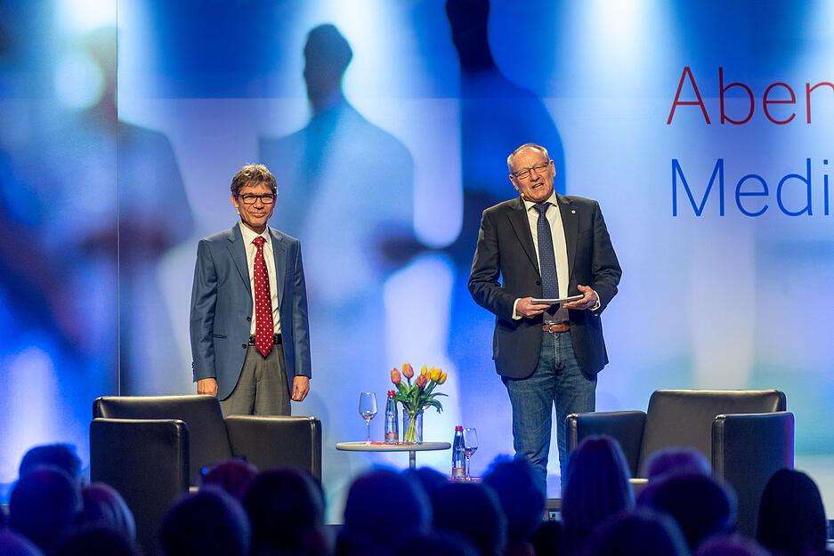 In der 59. Abendvorlesung erkl&auml;rte Professor Joachim Maurer (links), wie moderne Diagnostik Ursachen aufdecken und ma&szlig;geschneiderte Therapien helfen k&ouml;nnen, den Schlaf zu verbessern. Moderiert wurde der Abend von Stimme-Redakteur Thomas Zimmermann.