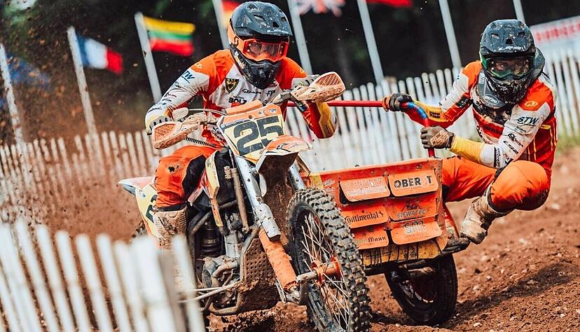 Ein Bild, das vorerst der Vergangenheit angehört: Fahrer Joshua (links) und sein Beifahrer wie Bruder Noah Weinmann im Juni beim Weltmeisterschaftslauf im französischen Brou. Ein Bild, das vorerst der Vergangenheit angehört: Fahrer Joshua (links) und sein Beifahrer wie Bruder Noah Weinmann im Juni beim Weltmeisterschaftslauf im französischen Brou.