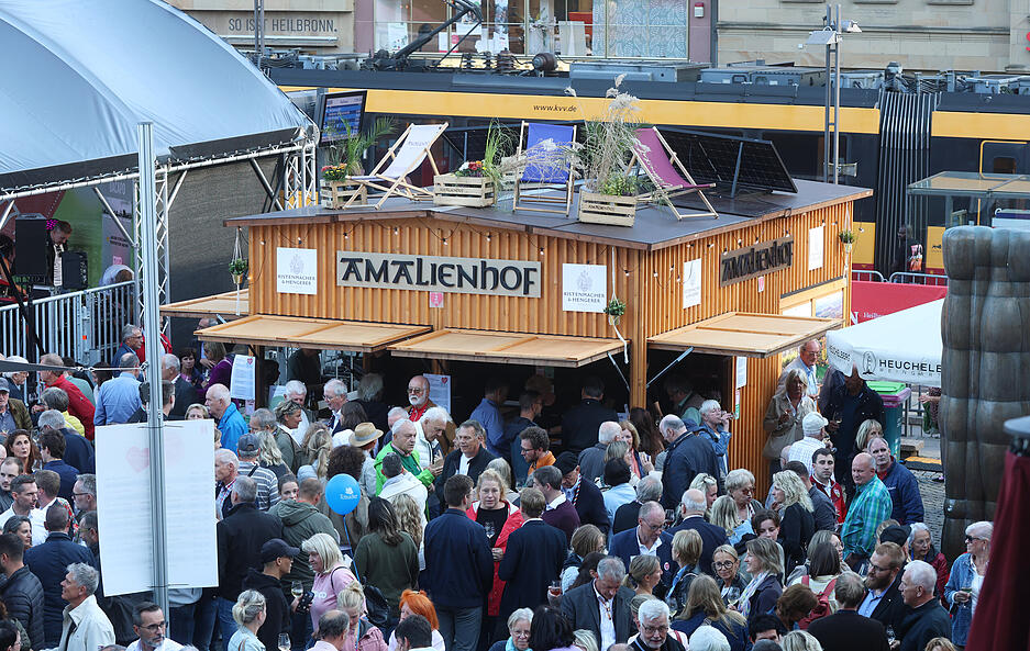 Zahlreiche Besucher strömten bereits am ersten Tag auf den Rathausplatz in Heilbronn.