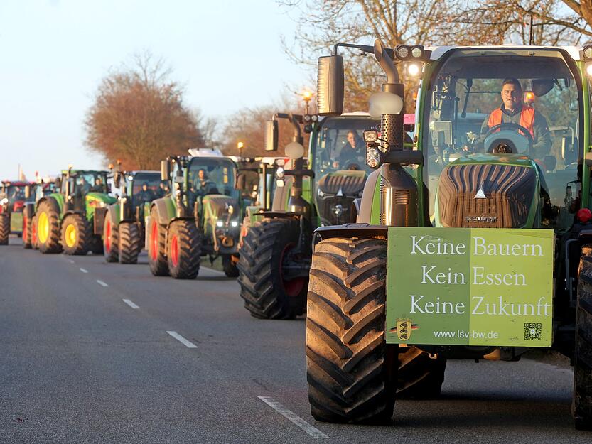 Ohne Bauern gibt es keine Zukunft, so die Haltung der Bauern vor der Lidl-Zentrale.