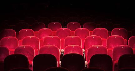 Coronabedingt bleiben derzeit die Ränge in Theatern, Konzerthäusern und Kinosälen leer. Was das mit dem Kulturpublikum macht, weiß Besucherforscher Patrick Glogner-Pilz aus Ludwigsburg.
Fotos: pink candy/stock.adobe.com, privat