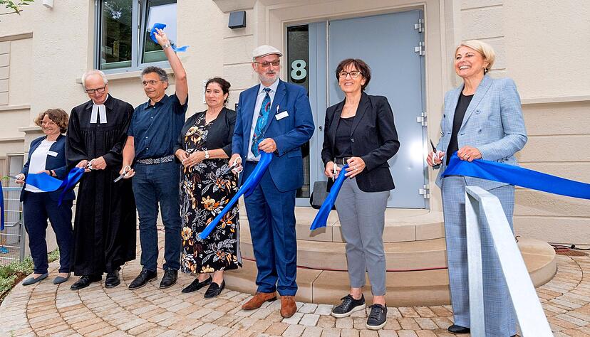 Bei der Einweihungsfeier schnitten Bürgermeisterin Agnes Christner (v.r.), Staatssekretärin Ute Leidig, Karl Friedrich Bretz (Diakonie) und andere das Band durch. Bei der Einweihungsfeier schnitten Bürgermeisterin Agnes Christner (v.r.), Staatssekretärin Ute Leidig, Karl Friedrich Bretz (Diakonie) und andere das Band durch.