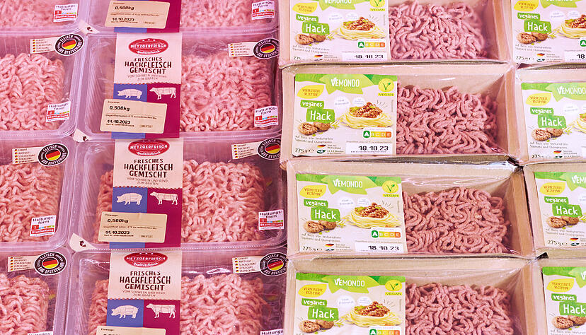 Fleisch neben dem entsprechenden veganem Produkt zum selben Preis: So will Lidl nun Verbraucher zum Probieren pflanzlichen Alternativen bringen.
Foto: Lidl