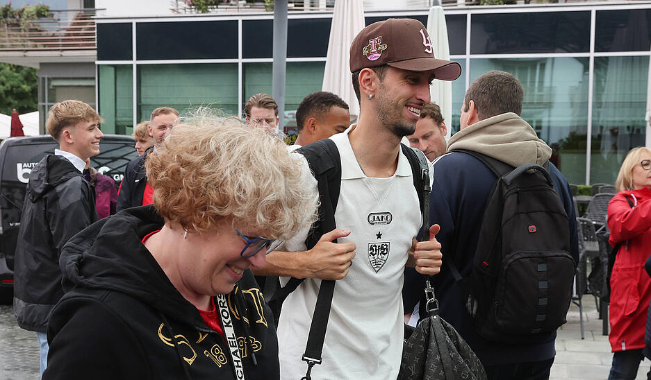 Beste Laune auch bei VfB-Kapitän Atakan Karazor bei der Ankunft am Tegernsee.