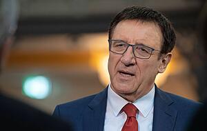 Wolfgang Reinhart hat sich einen Tag nach der historischen Wahlschlappe der CDU im Amt des Landtagsfraktionschefs best&auml;tigen lassen.