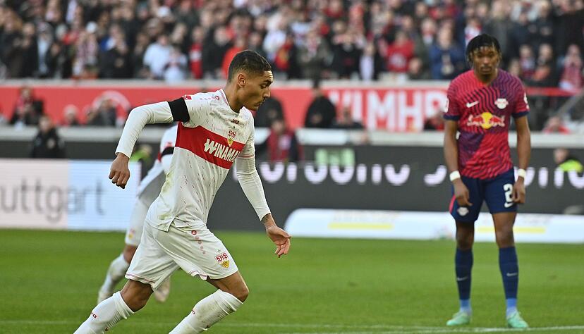 Stuttgarts Enzo Millot sorgt per Elfmeter für die 1:0-Führung des VfB. Stuttgarts Enzo Millot sorgt per Elfmeter für die 1:0-Führung des VfB.