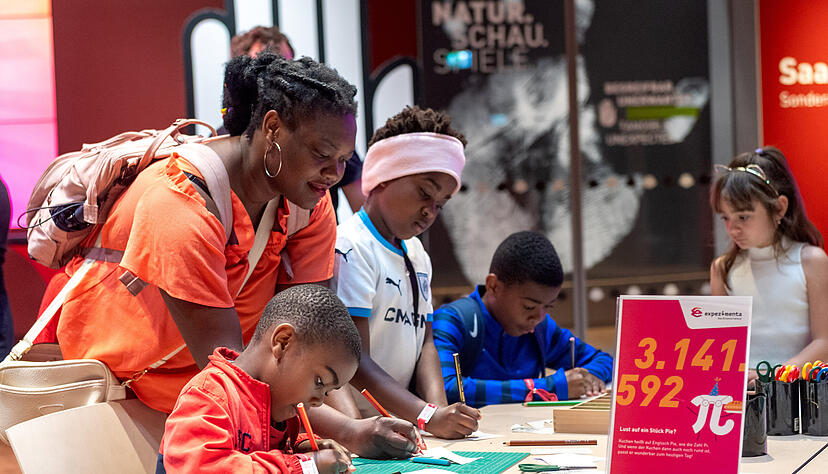 An einer Button-Station können Besucher kreativ werden. An einer Button-Station können Besucher kreativ werden.