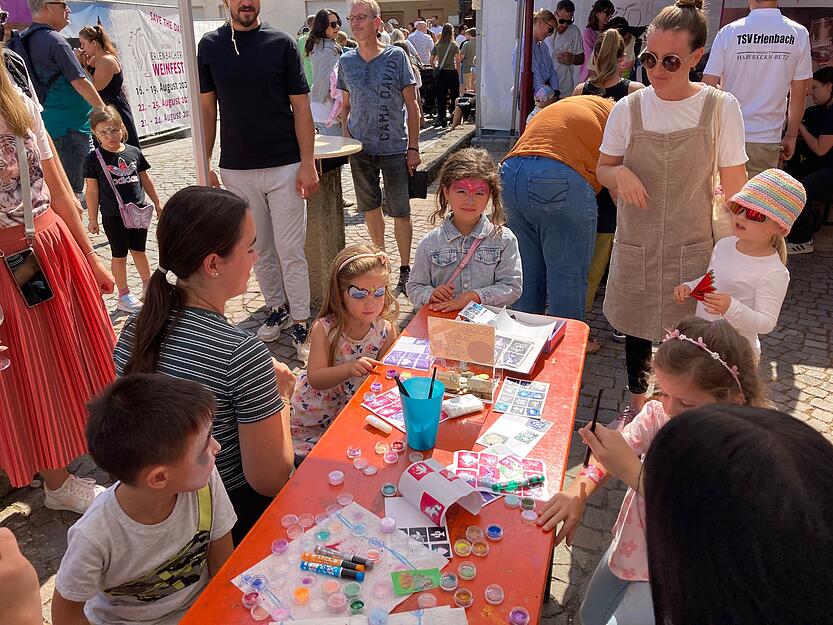 Basteln, Schminken und Kurzzeit-Tattoos gab es im Rahmen des Traubenkinder-Programms beim 47. Erlenbacher Weinfest.