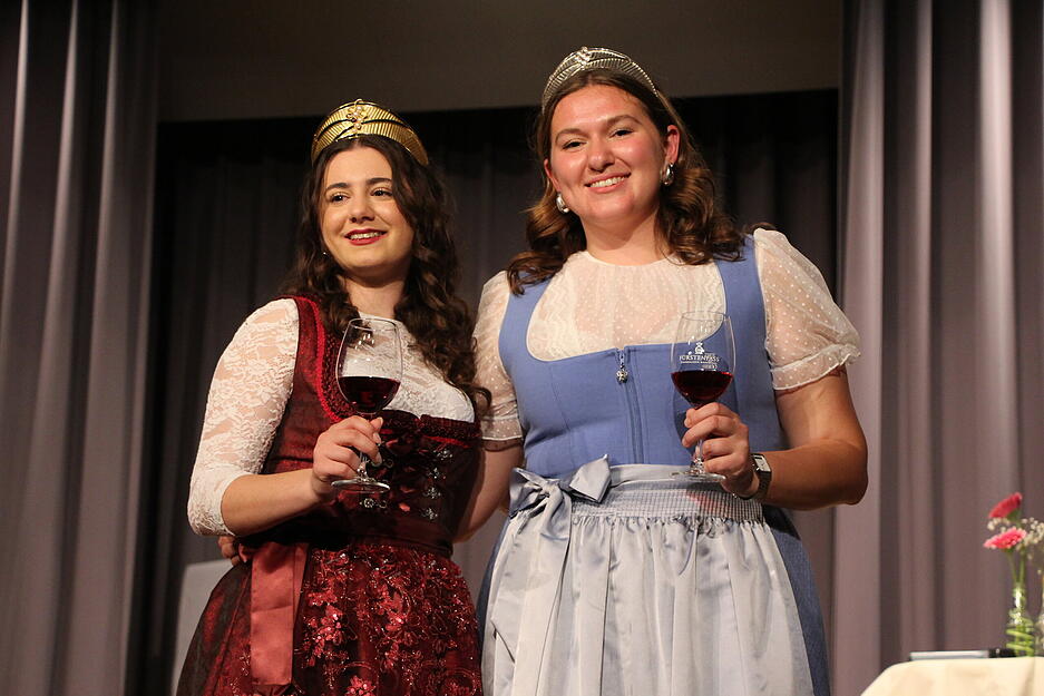 25. April 2025: In Ingelfingen wird Simela Koyunseven (links) aus Gaisbach zur 51. Hohenloher Weink&ouml;nigin gew&auml;hlt.