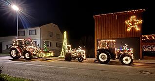 Festlich geschmückte Traktoren rollen am Samstag bei der ersten Lichterfahrt des SV Lampoldshausen durch die Hardthausener Ortsteile.