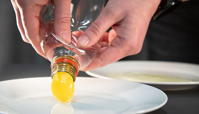 Schritt 3: Das Eigelb auf einen separaten Teller geben.