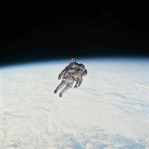 Bruce McCandless beim ersten Weltraumspaziergang am 7. Februar 1984, ein paar Meter vom Space Shuttle Challenger entfernt.